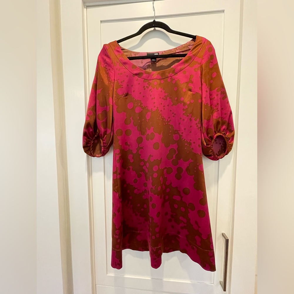 H&M Pink and Bronze spandex & polysatin scoop neck fit flare. SZ 6